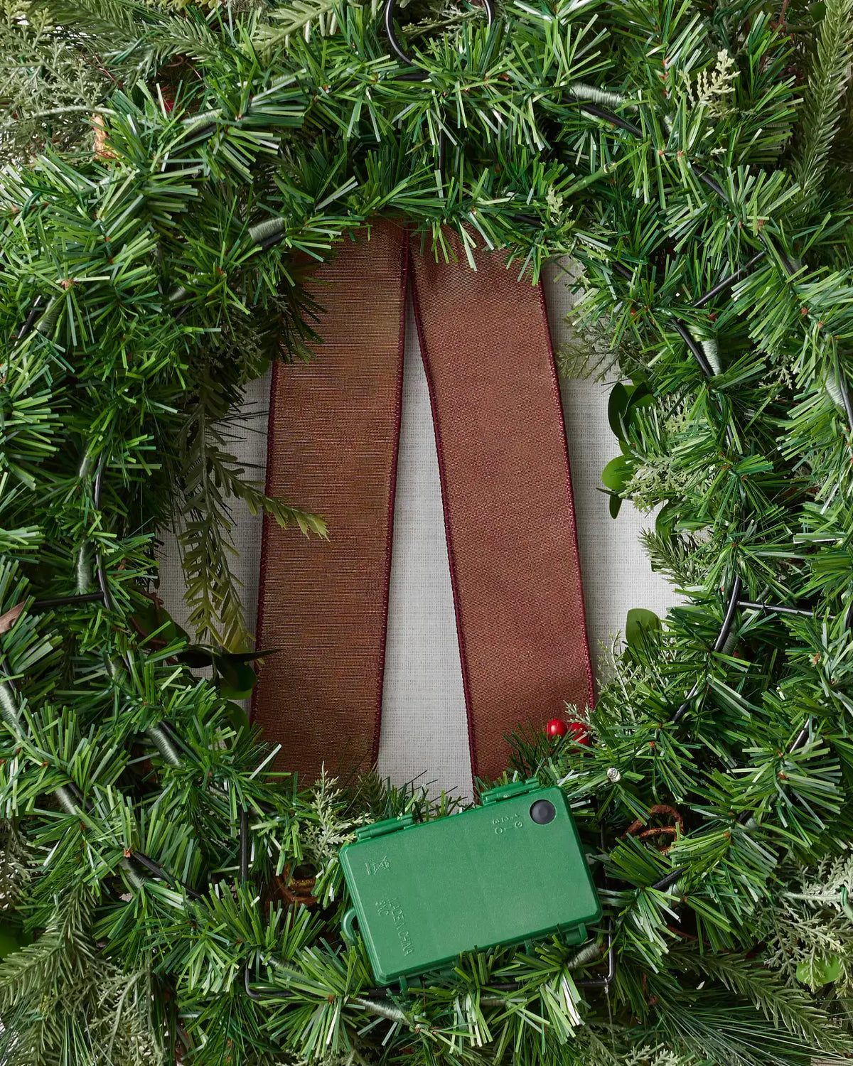 Grinalda de Natal 90 cm com LED, Laço Bordô, Pinhas e Frutas Vermelhas — 5